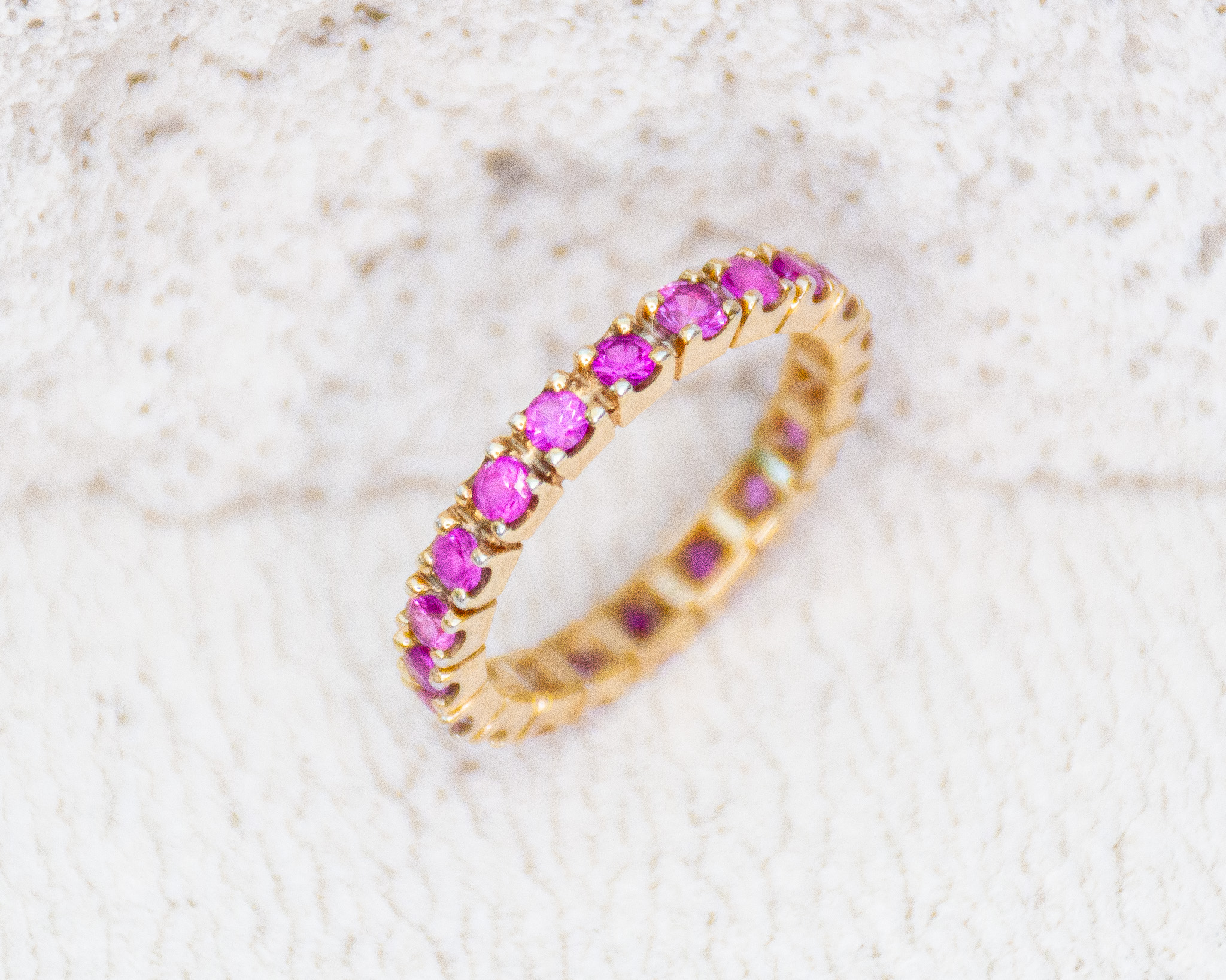 alliance américaine en or sertie de saphirs roses