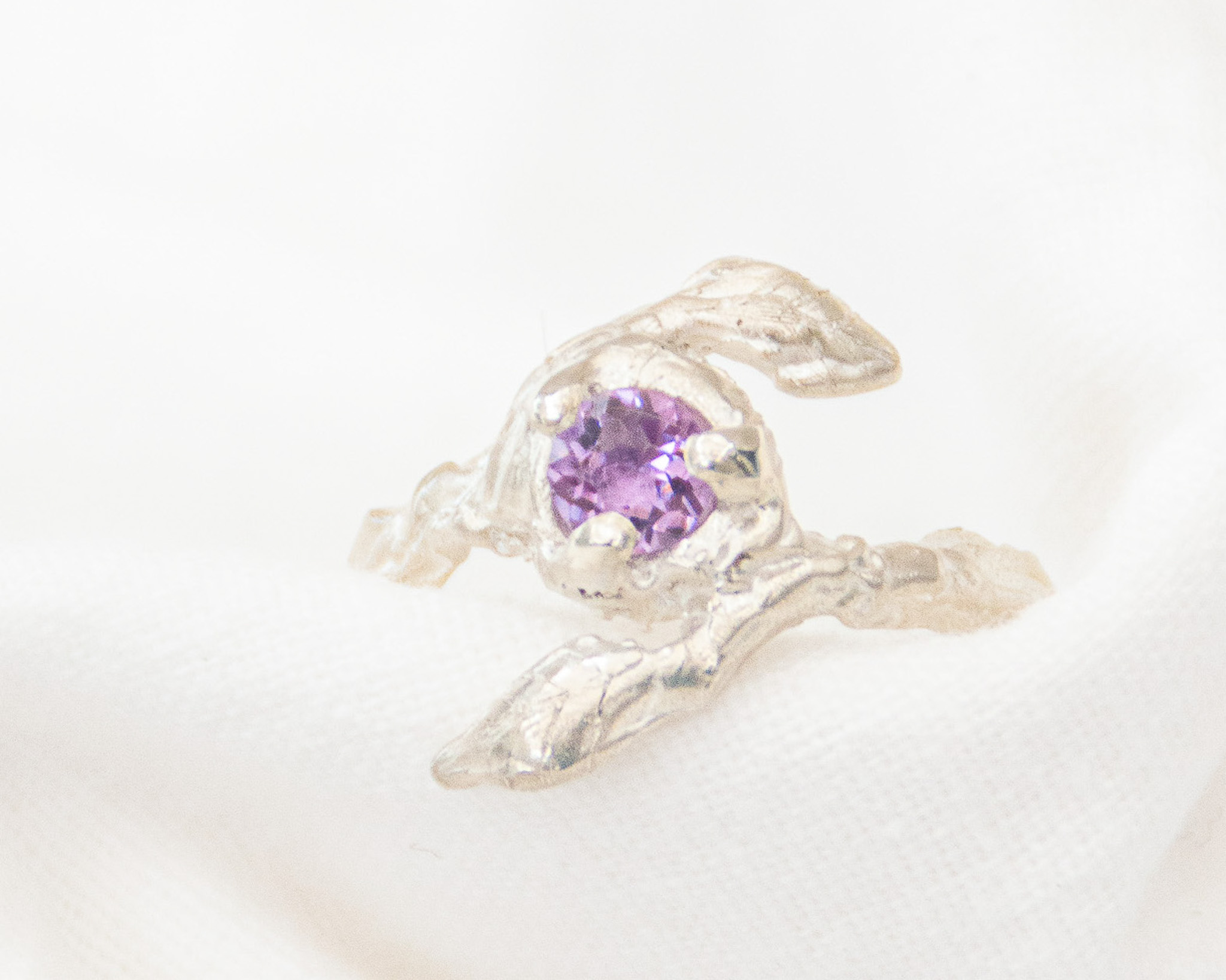 bague sculptée en argent sertie d'une améthyste