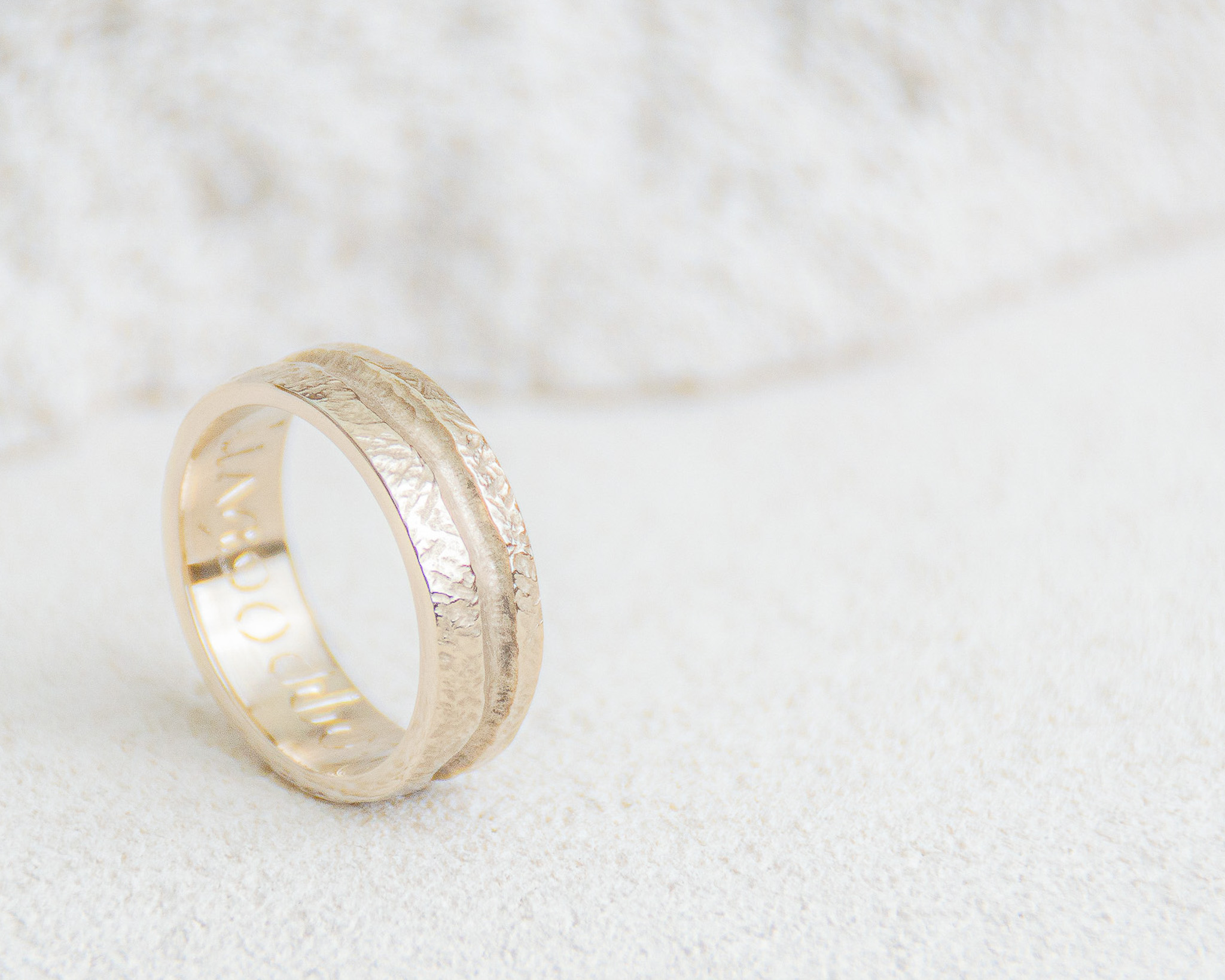 alliance sculptée en or jaune 