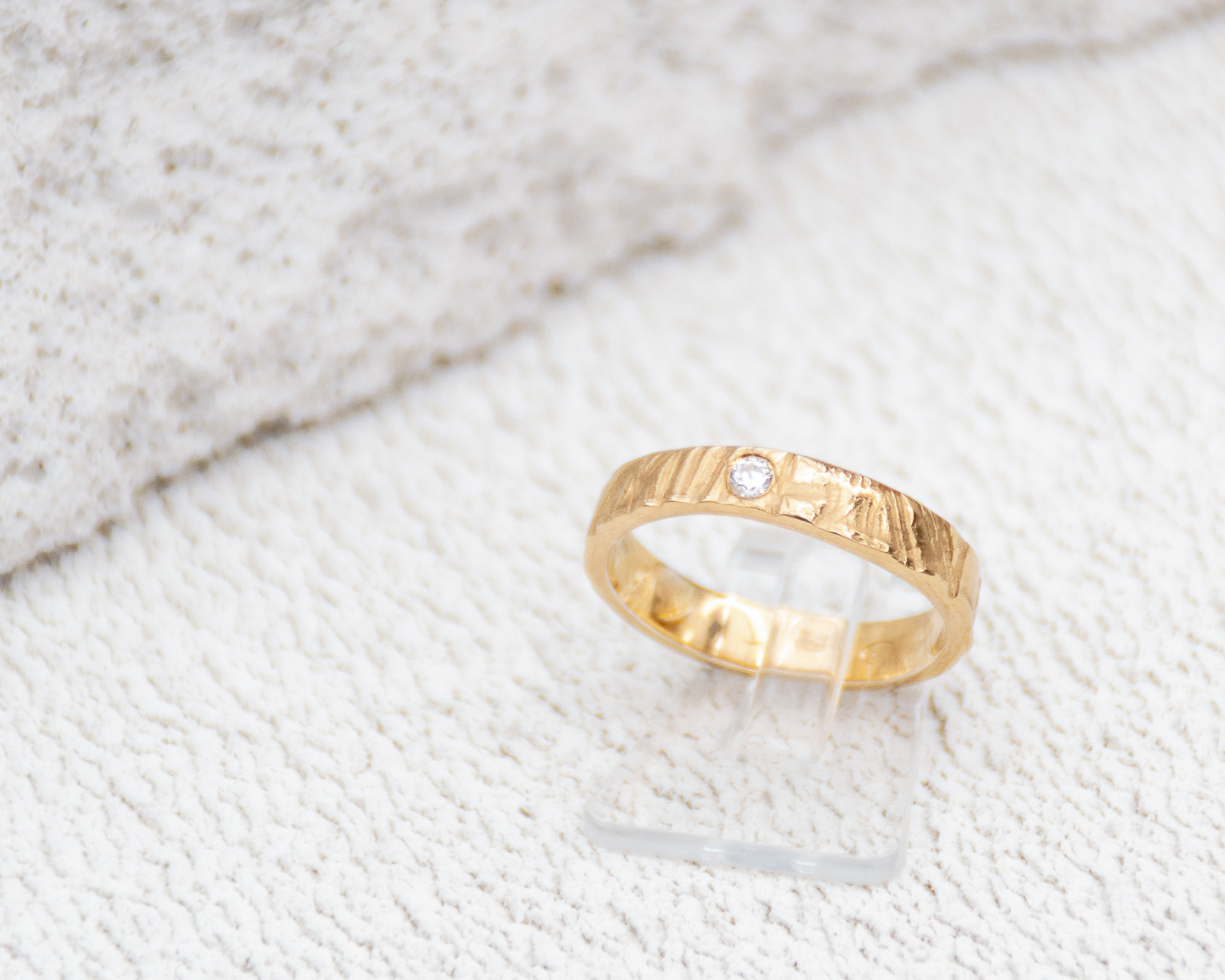 alliance sculptée en or et diamant