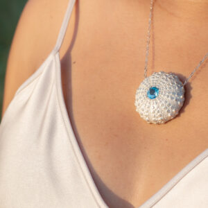 pendentif oursin en argent 925 et topaze bleue porté par modèle