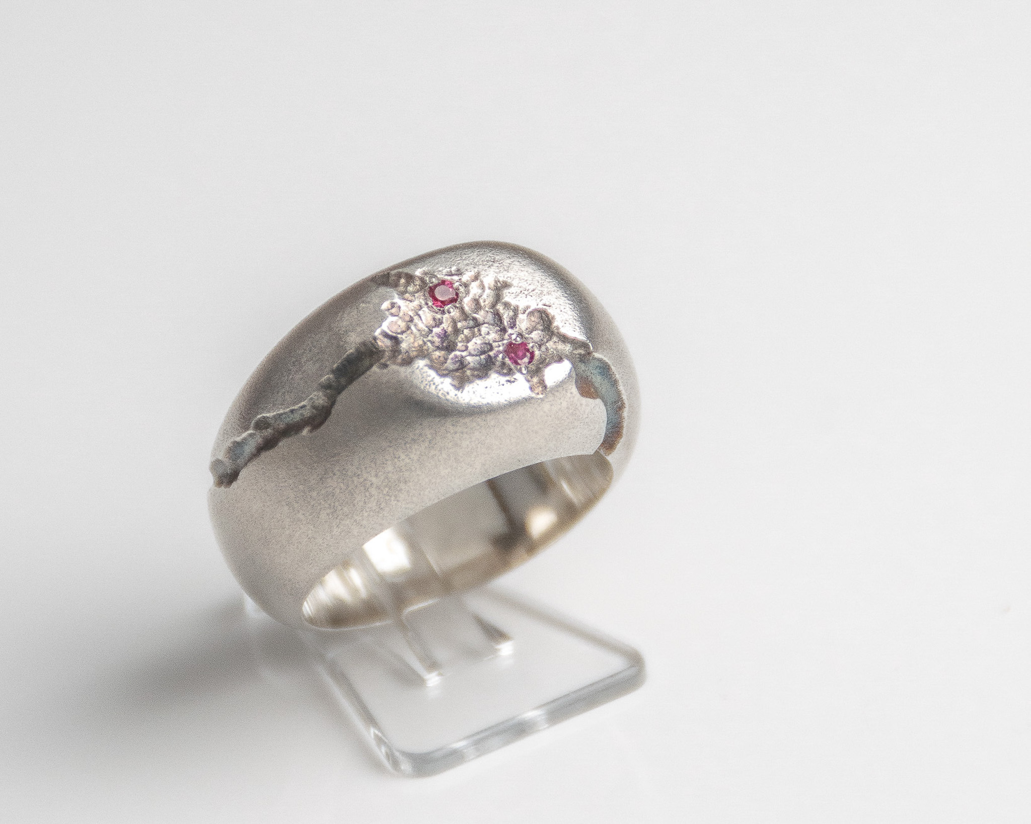 chevalière sculptée en argent sertie de rubis