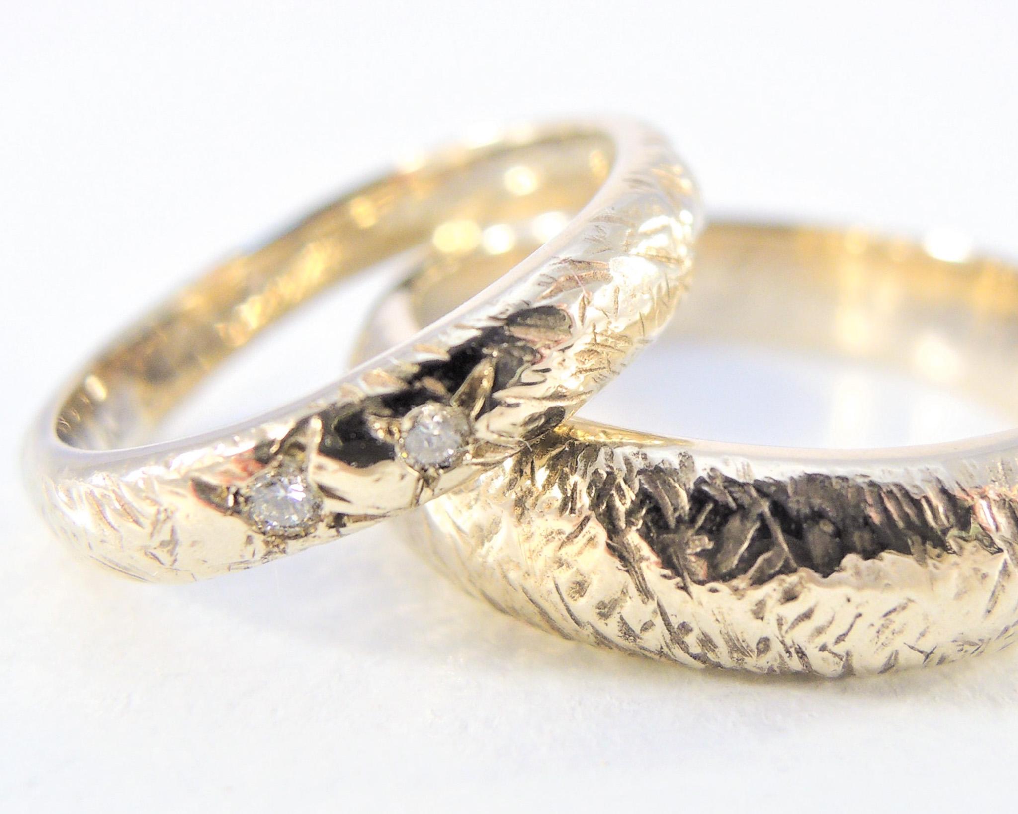 alliances sculptées en or et diamants 