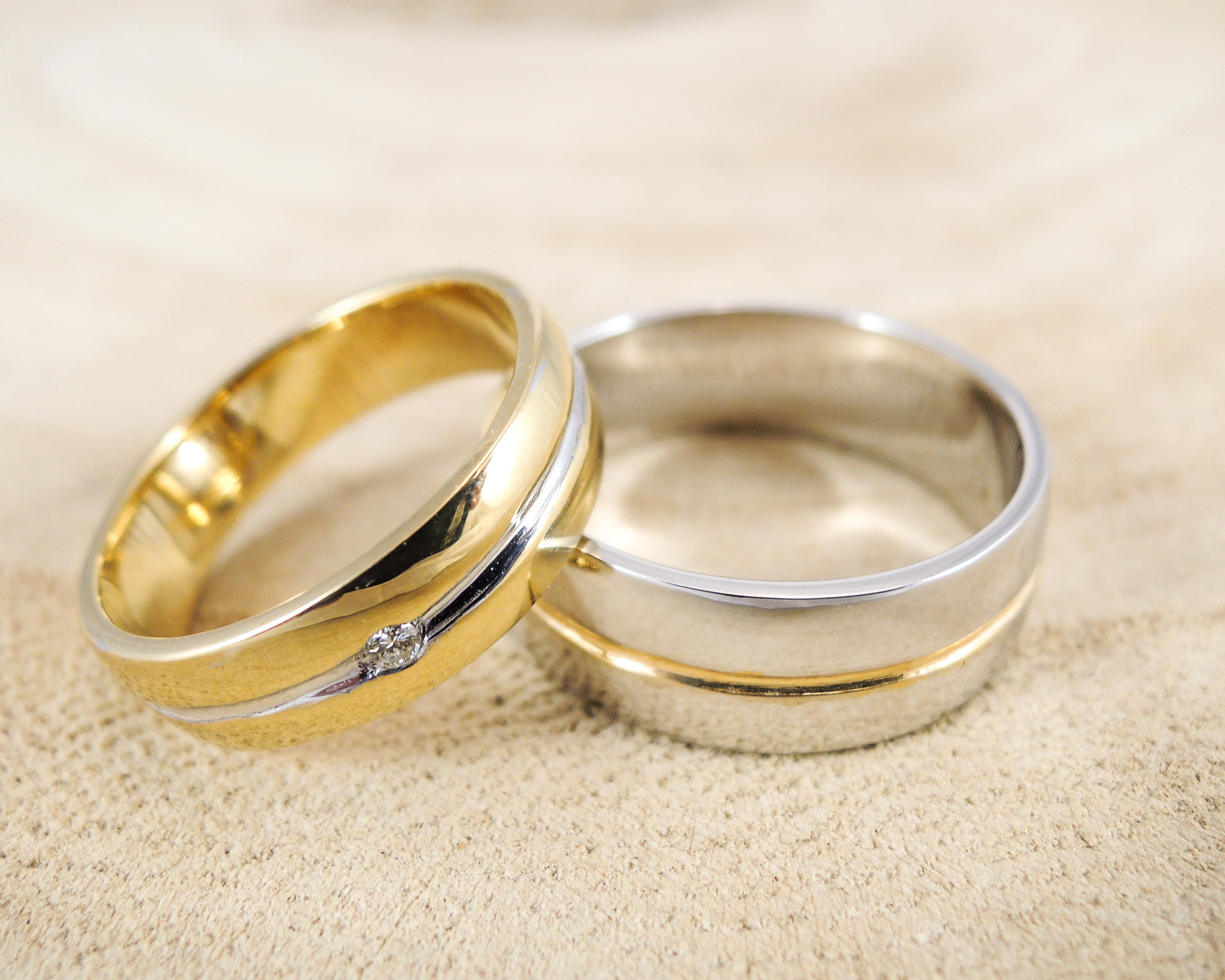 alliances en or blanc et jaune et diamant