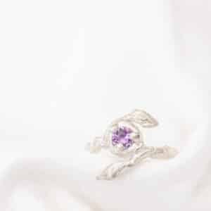 bague sculptée en argent sertie d'une améthyste