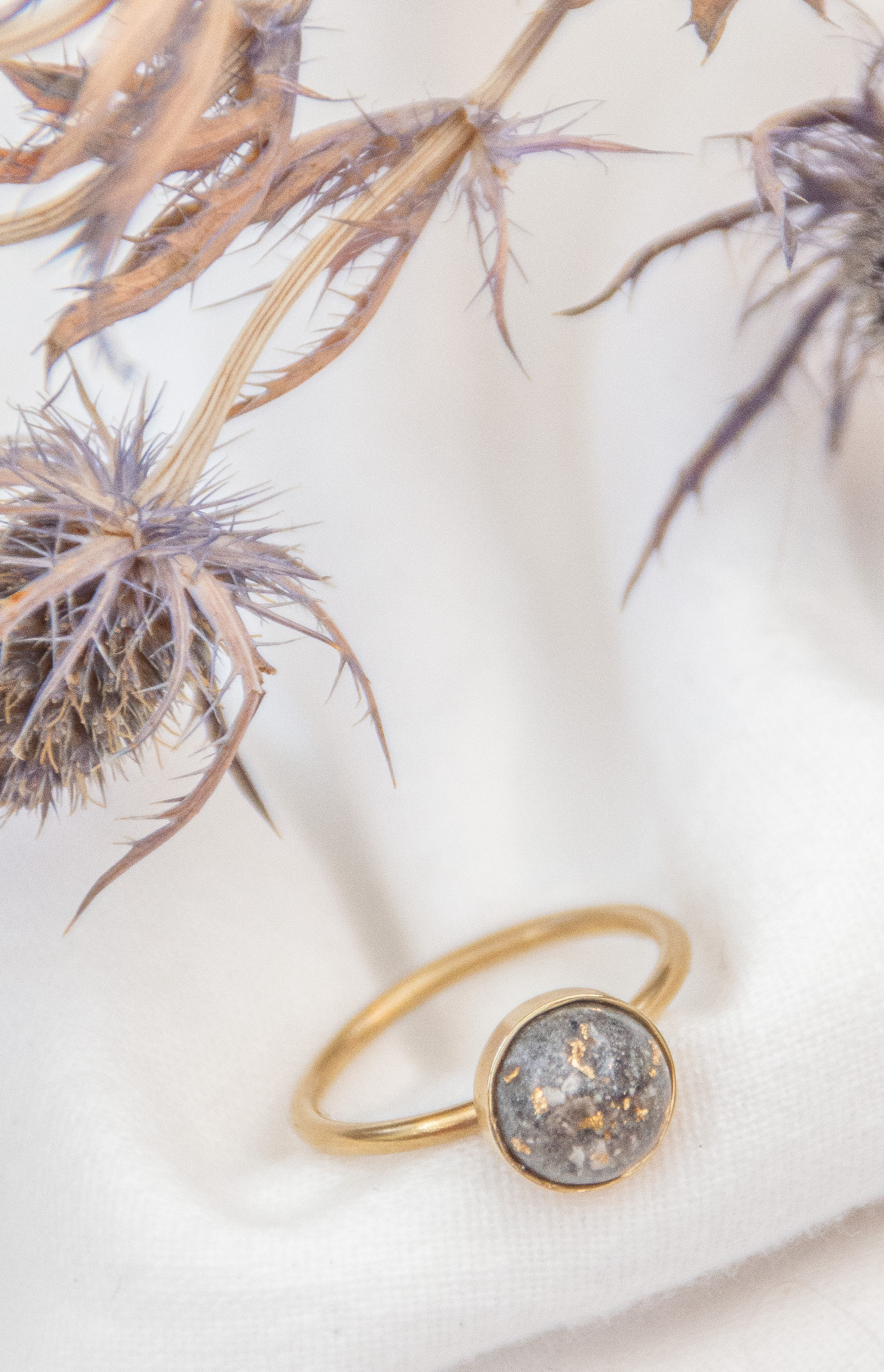 bague-vermeil-cabochon-resine-cendres bague en vermeil avec cabochon en résine contenant des cendres