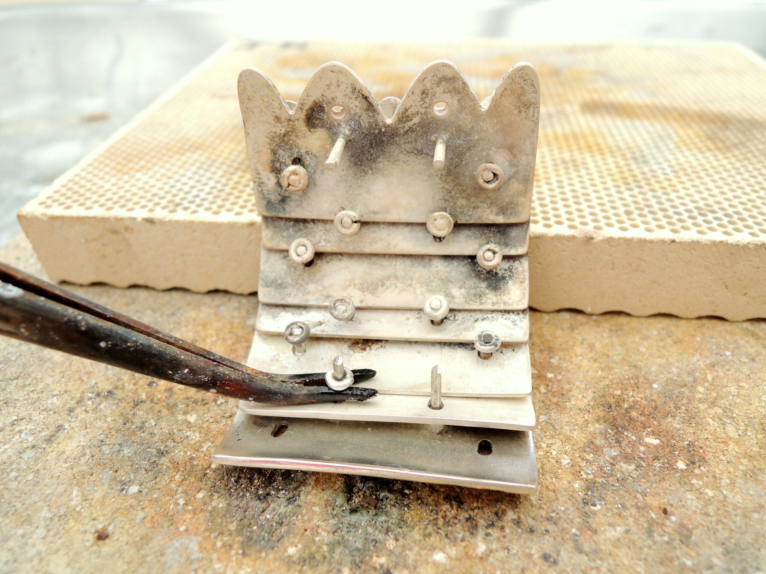 assemblage et soudure des écailles du bracelet Tentation