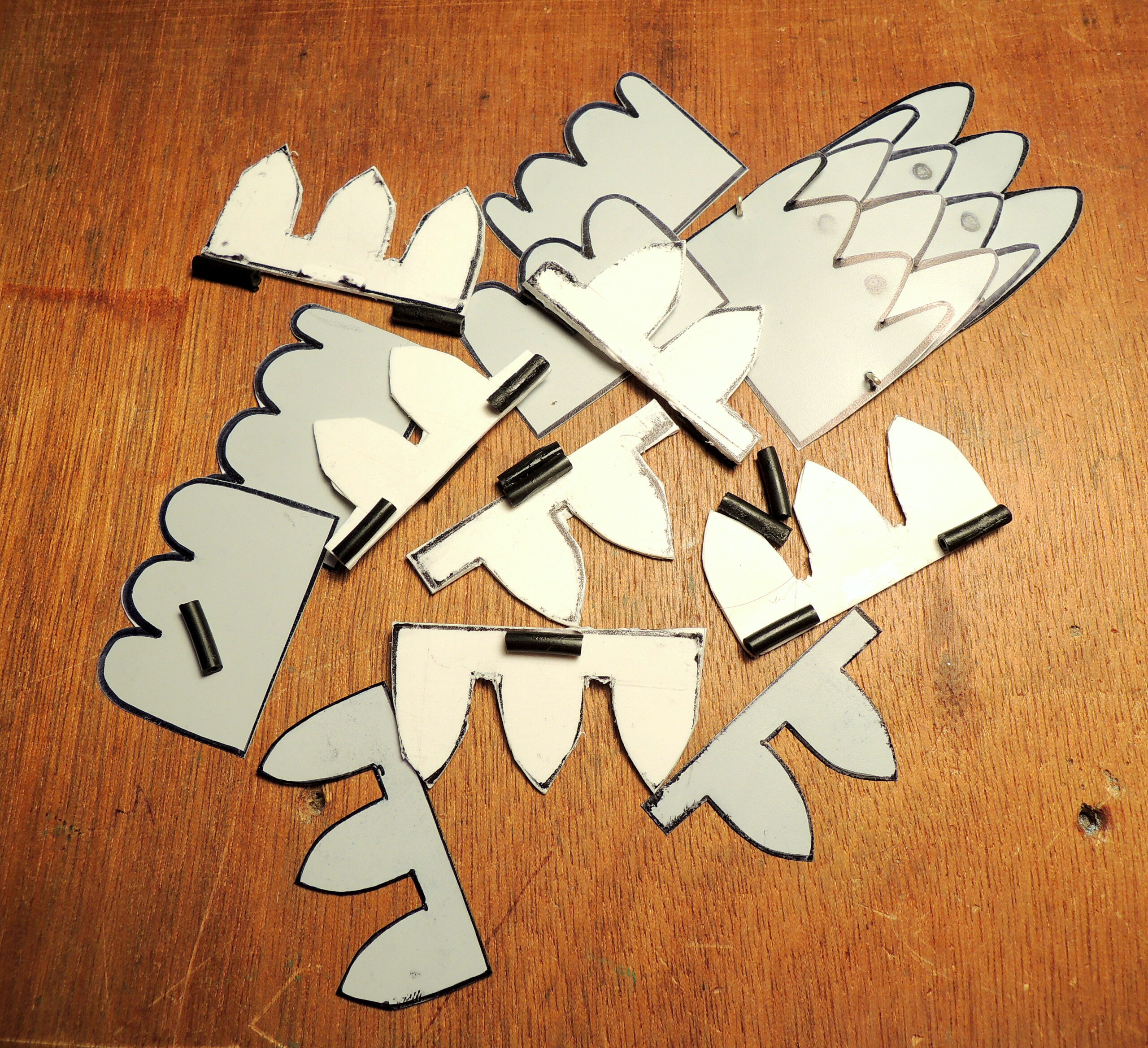 maquettes de maillons découpées pour tester l'assemblage du bracelet