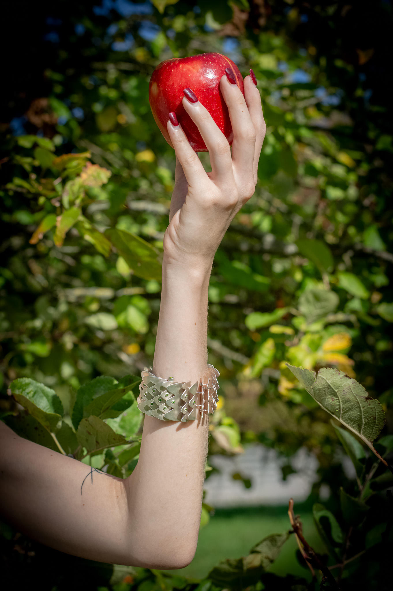 bracelet Tentation porté bracelet Tentation porté par une modèle tenant une pomme en main